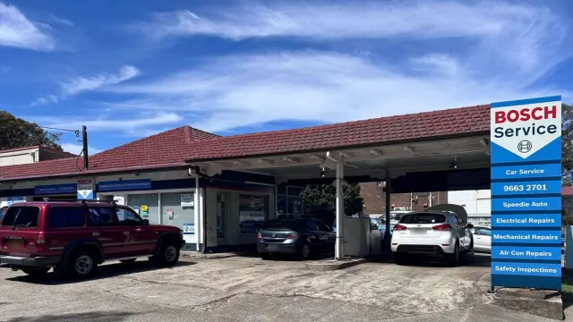 Bosch Car Service Kingsford with cars driving in for car service