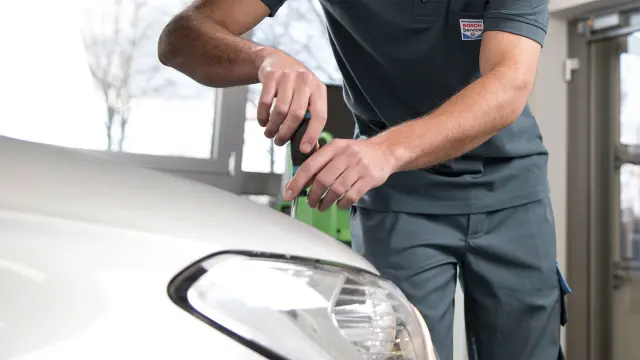 Car Headlight Bulb Check Service - Bosch Car Service